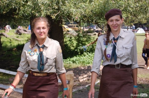 Пластуни прогулюються наметовим містечком