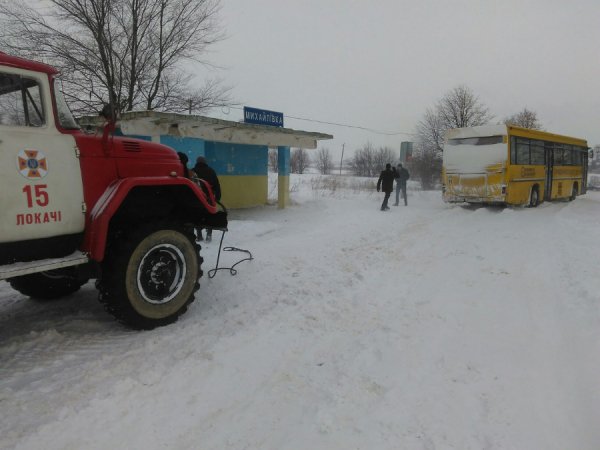 Швидку із хворою дитиною до лікарні буксирували рятувальники