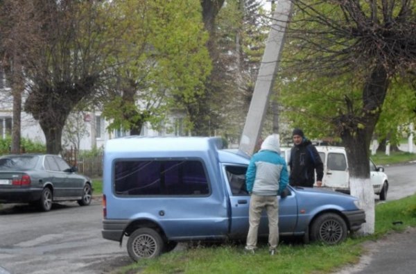 Аварія в Ківерцях: водій в'їхав в електроопору. ФОТО