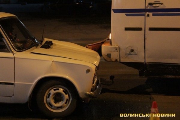 Аварія в Луцьку: легковик в'їхав у автобус. ФОТО