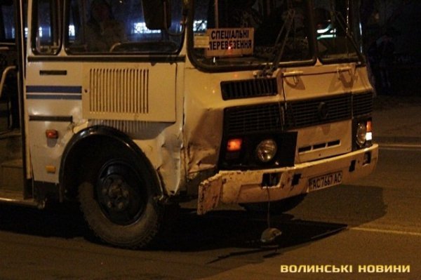 Аварія в Луцьку: легковик в'їхав у автобус. ФОТО