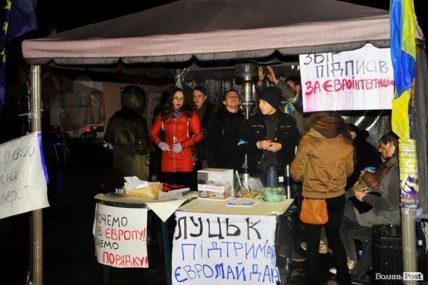 Вечірній Євромайдан у Луцьку. ФОТО