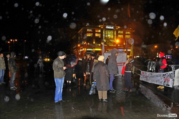 Вечірній Євромайдан у Луцьку. ФОТО