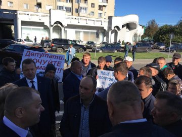 «Наші діти заслуговують на краще»: під Волиньрадою – мітинг