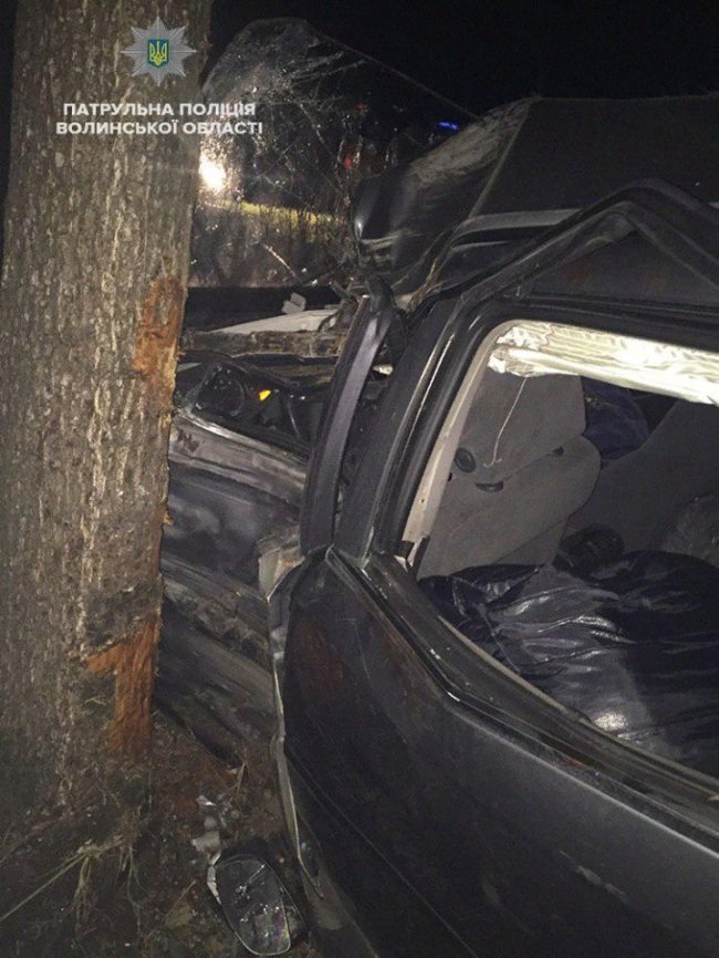Уночі на Волині автомобіль з трьома людьми з'їхав у кювет