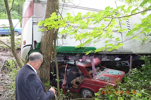 Смертельна аварія: легковик врізався в автобус з людьми. ФОТО