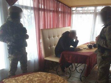 Прикордонника Луцького загону спіймали на хабарі у 800 доларів