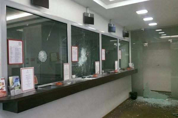 В банк Ахмєтова у Києві кидали каміння та викрали дві мобілки та гаманець. ФОТО