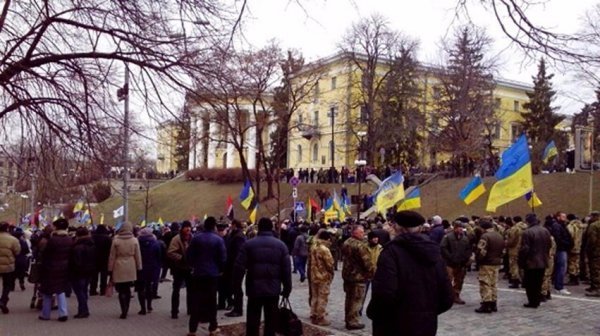В банк Ахмєтова у Києві кидали каміння та викрали дві мобілки та гаманець. ФОТО