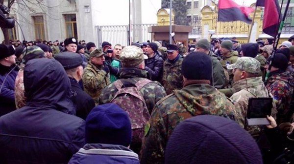 В банк Ахмєтова у Києві кидали каміння та викрали дві мобілки та гаманець. ФОТО