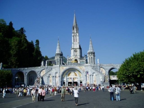 Це великий паломницький центр у Люрді (Франція) 2005 року. Автор Ольга Харів