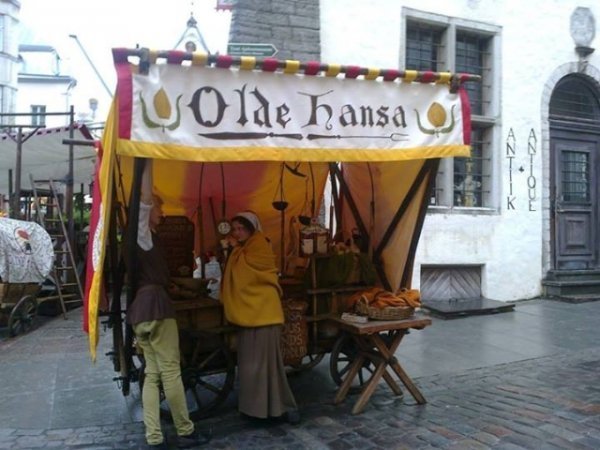 Таллін, 2012 рік. На якомусь завулку міста хлопці й дівчата в старовинних костюмах закликали спробувати автентичні страви. Скуштував перехожий і як йому сподобалось, його заводили в ресторанчик, що теж називався 