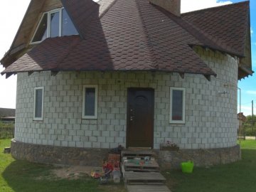 Подружжя волинян збудувало незвичний будинок без жодного кутка. ФОТО