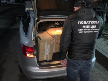 Волинянка за кермом Audi A6 перевозила у багажнику контрабандні цигарки