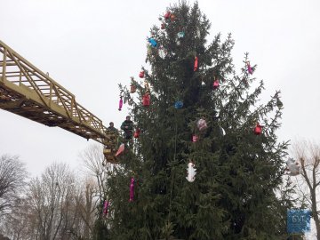 Головну ялинку Нововолинська прикрасили іграшками, які зробили діти. ФОТО