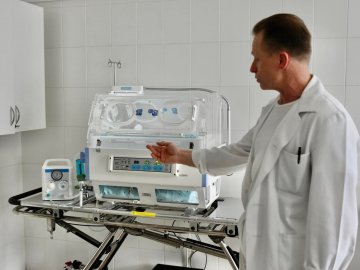 Луцький пологовий отримав транспортний інкубатор для новонароджених. ФОТО