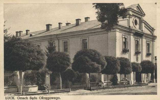 Історична будівля Луцька залишилася без частини покрівлі. ФОТО