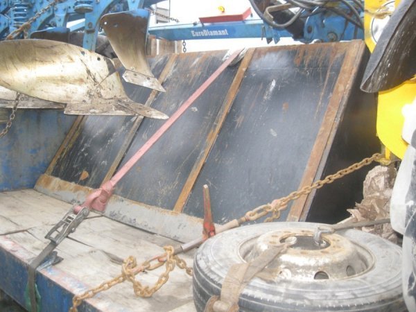 Аби виявити контрабанду, прикордонники застосували підйомний кран. ФОТО