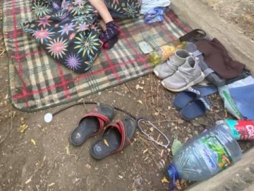 Спав на землі і грався з котом серед шприців: в Одесі хлопчик жив у парку. ФОТО