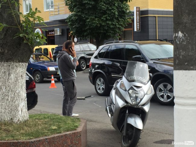 У Луцьку біля апеляційного суду – затор через аварію. ФОТО