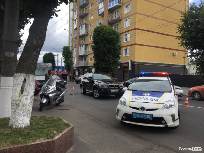 У Луцьку біля апеляційного суду – затор через аварію. ФОТО