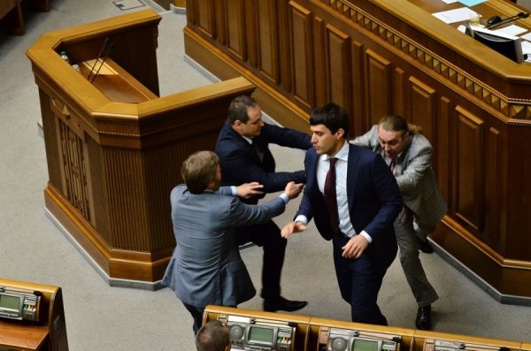 Нардепи з бійкою вигнали регіонала з парламенту. ФОТО