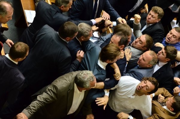 Нардепи з бійкою вигнали регіонала з парламенту. ФОТО