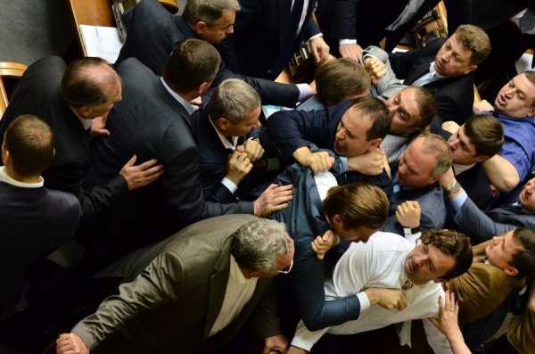 Нардепи з бійкою вигнали регіонала з парламенту. ФОТО