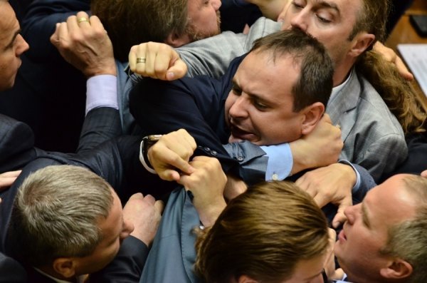 Нардепи з бійкою вигнали регіонала з парламенту. ФОТО