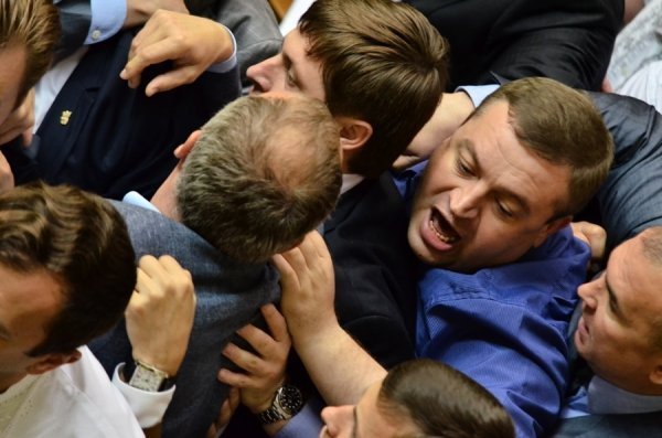 Нардепи з бійкою вигнали регіонала з парламенту. ФОТО