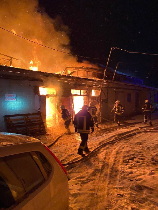 У Луцьку горів склад поруч  із супермаркетом «Сільпо»