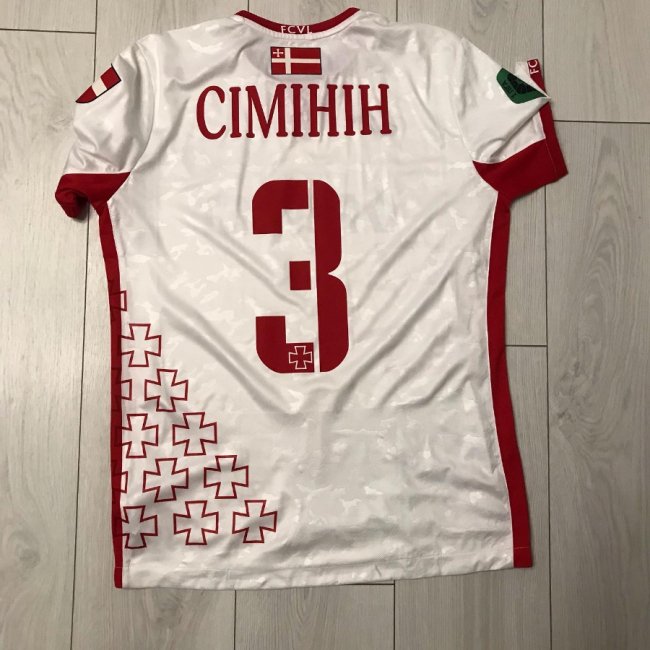 Зінченко, Модрич, Магвайр: лучанин колекціонує футболки відомих футболістів. ФОТО