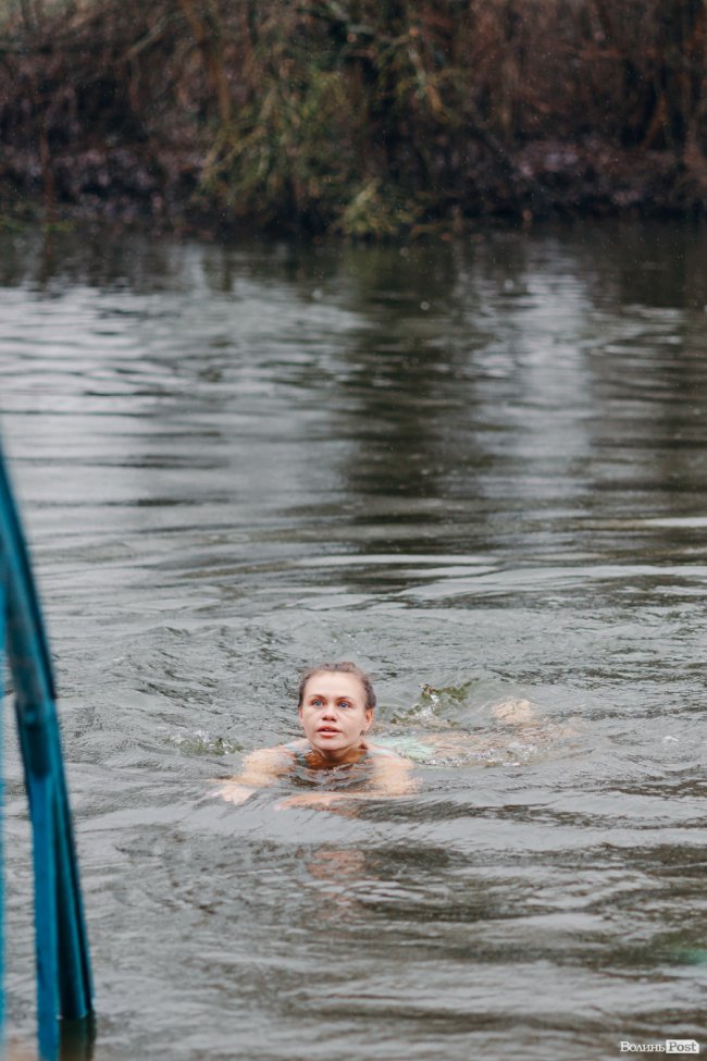Водохреще у Луцьку: освячення води в річці Стир та занурення лучан. ФОТОРЕПОРТАЖ