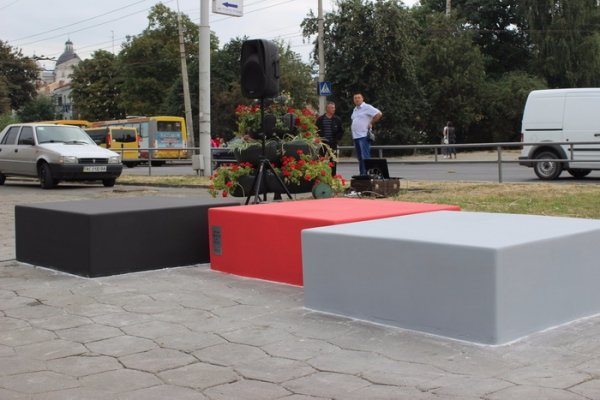 Митець Карлос Гарсiа Лаос подарував лучанам скульптуру. ФОТО