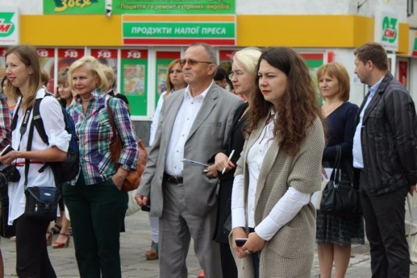 Митець Карлос Гарсiа Лаос подарував лучанам скульптуру. ФОТО