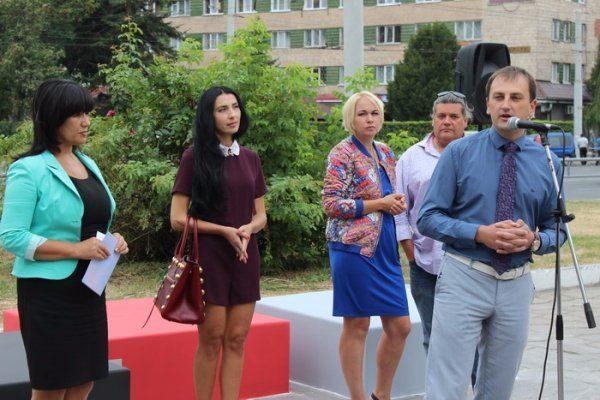 Митець Карлос Гарсiа Лаос подарував лучанам скульптуру. ФОТО