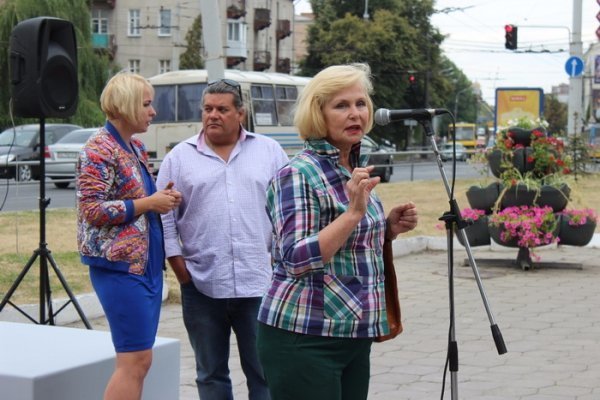 Митець Карлос Гарсiа Лаос подарував лучанам скульптуру. ФОТО