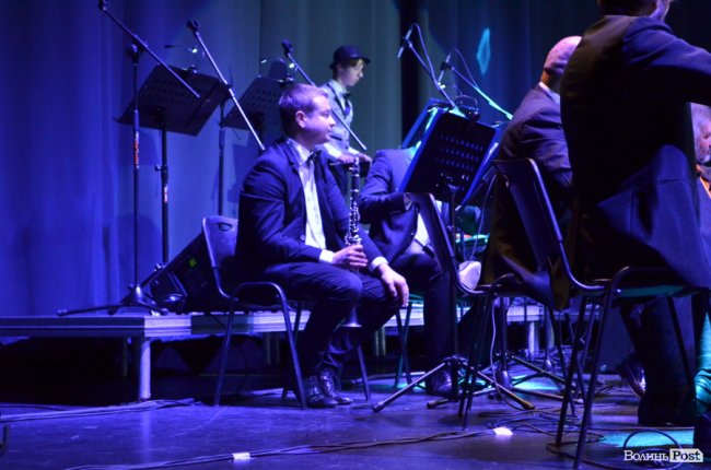 Новорічні хіти та казкова енергетика: як лучан розважали LeoBand Orchestra. ФОТОРЕПОРТАЖ