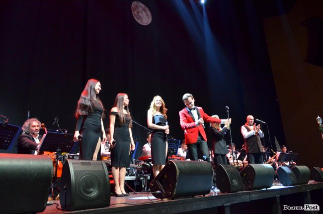 Новорічні хіти та казкова енергетика: як лучан розважали LeoBand Orchestra. ФОТОРЕПОРТАЖ