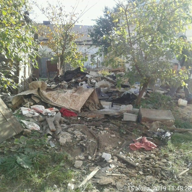 У Луцьку знесли занедбаний сарай, який люди перетворили на сміттєзвалище. ФОТО