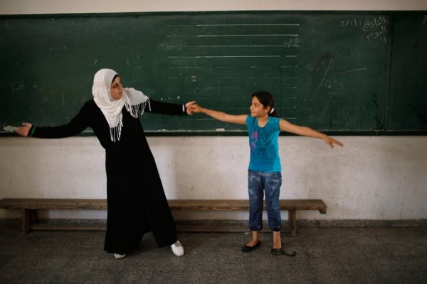 Палестинська дівчинка Алаа Собох бере участь в уроці танців (Газа, Палестинська автономія)