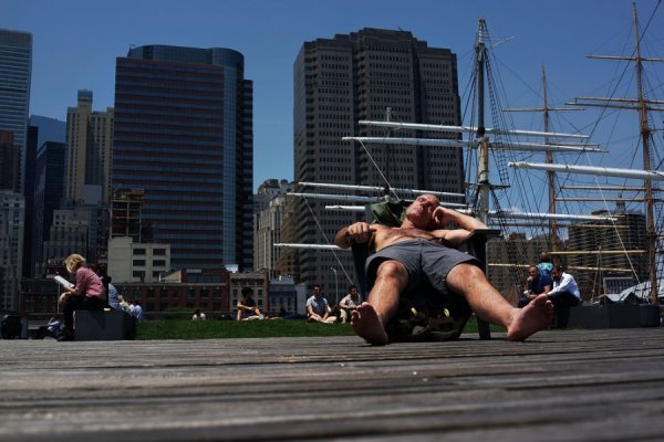 Люди відпочивають на набережній в Нижньому Манхеттені ( Нью-Йорк, США)