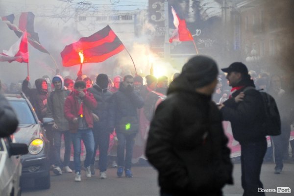 Футбольні фани у Луцьку влаштували марш. ВІДЕО