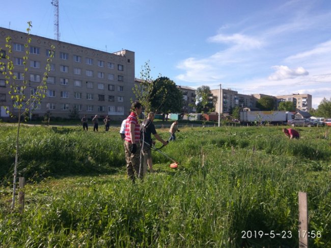 Жителі волинського міста навели лад поблизу ставка. ФОТО