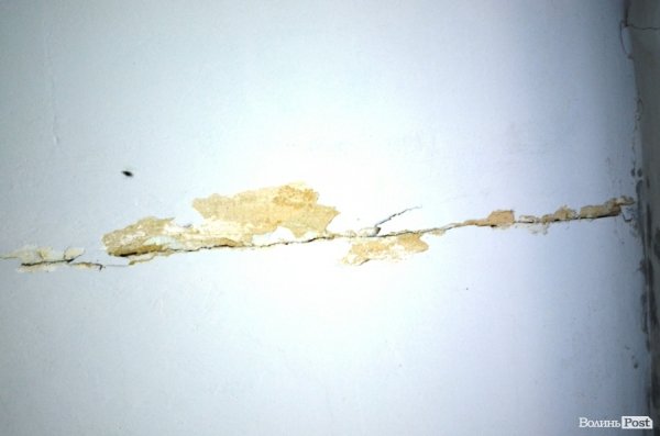 З будинку, що обвалився, виселяють людей