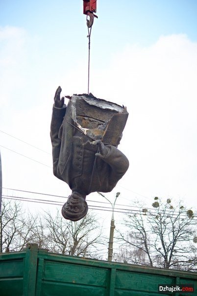 На Хмельниччині Леніна зносили екскаватором і краном. ФОТО