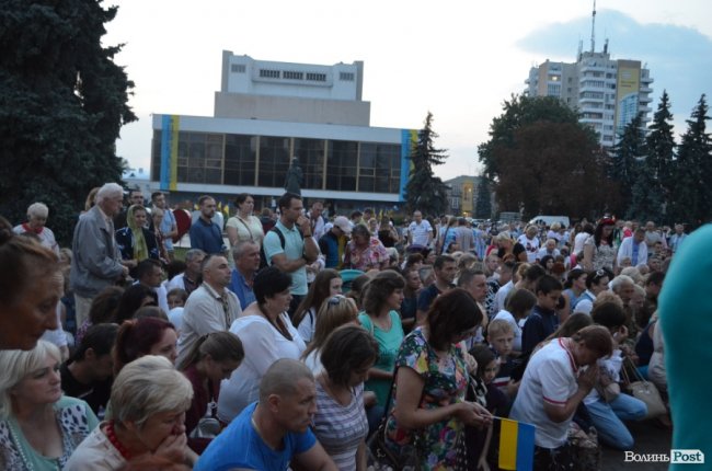 Тисячі людей у центрі Луцька зустріли загиблого Героя. ФОТО