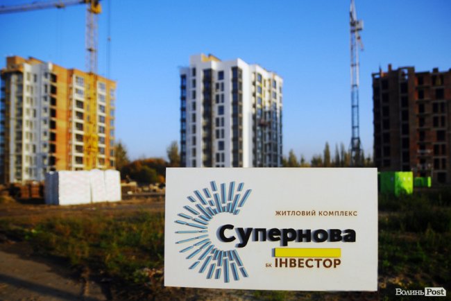 Зліва направо: третій, другий та перший будинки