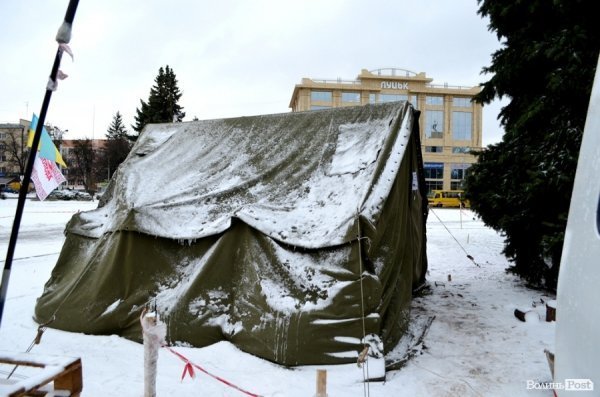 Зима прийшла: луцький Євромайдан мало не знесло вітром. ФОТО