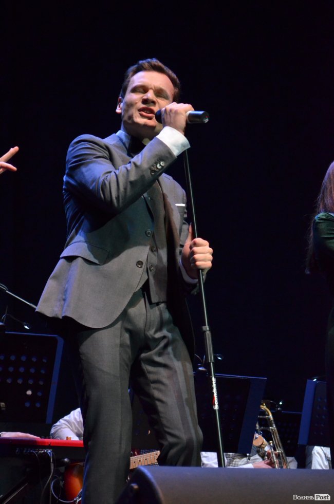 Новорічні хіти та казкова енергетика: як лучан розважали LeoBand Orchestra. ФОТОРЕПОРТАЖ